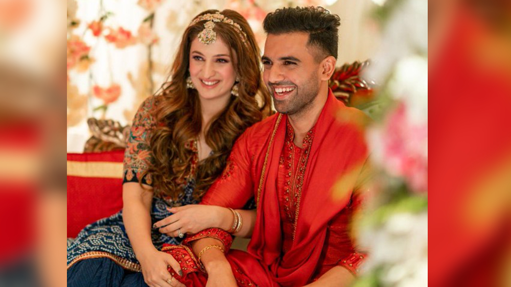 Deepak Chahar shares photo with Jaya; netizens go awe Deepak Chahar shares photo with Jaya; netizens go awe