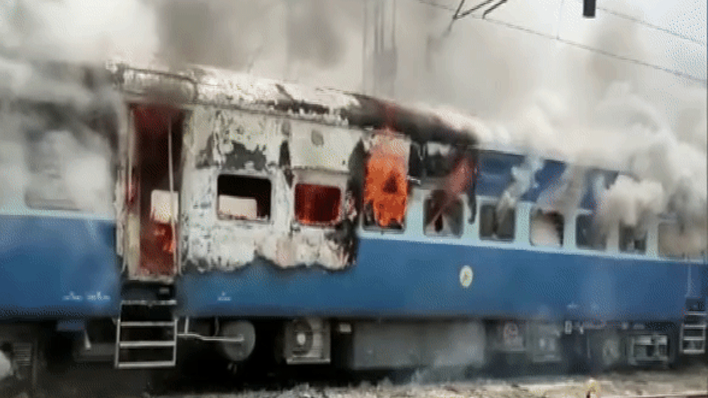 Anti-Agnipath protests turn violent in Bihar, 3 trains set ablaze
