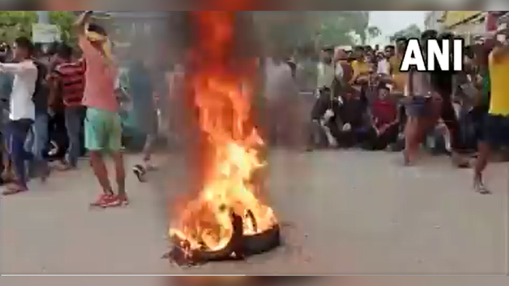 Protests against Agnipath continue in Bihar; traffic disrupted