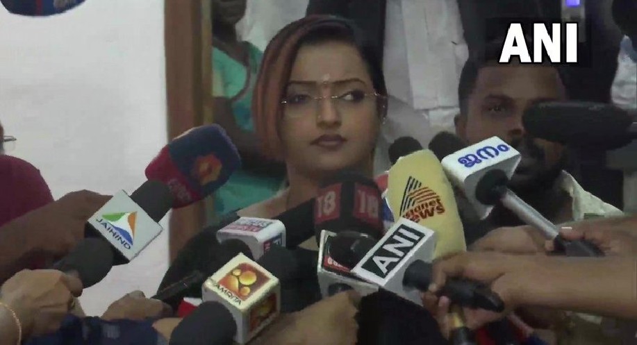 After revelation by Swapna, Vijayan faces calls for resignation