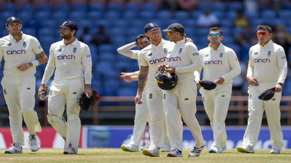 England restricts NZ to 123/5