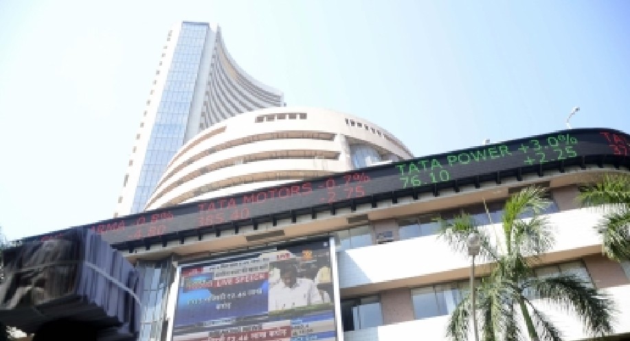Snapping 2-day losses, indices settle in green; Reliance top gainer