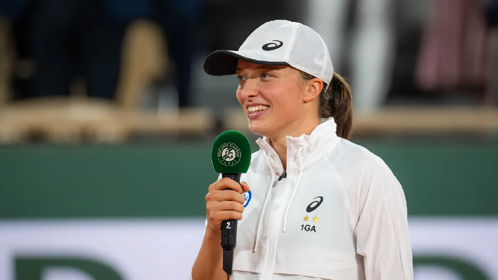 Top-ranked Swiatek pulls out of Berlin with shoulder problem