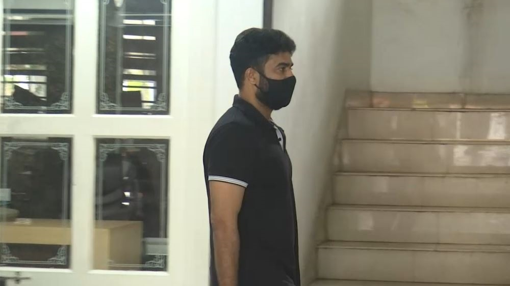 Assault case: Vijay Babu appears before officials for second day Assault case: Vijay Babu appears before officials for second day