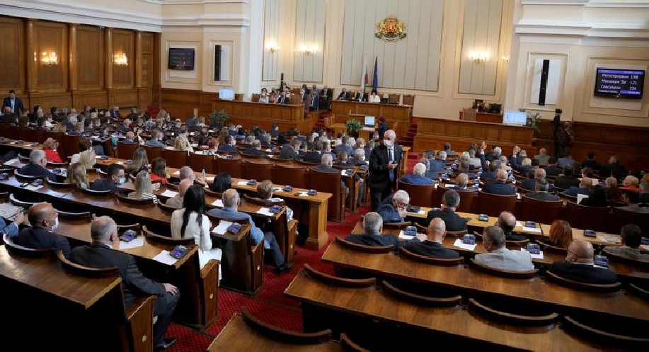 Bulgarias government collapses in no-confidence vote