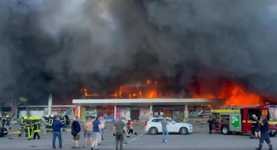 Russian missiles hit crowded shopping mall in central Ukraine