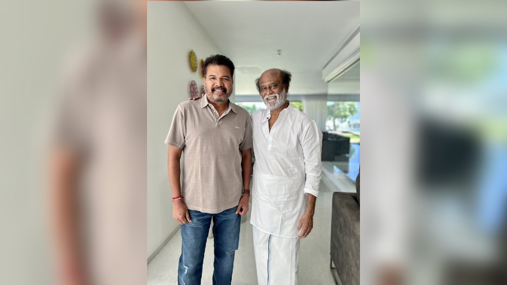 Shankar calls on Rajini as blockbuster Sivaji completes 15 years!