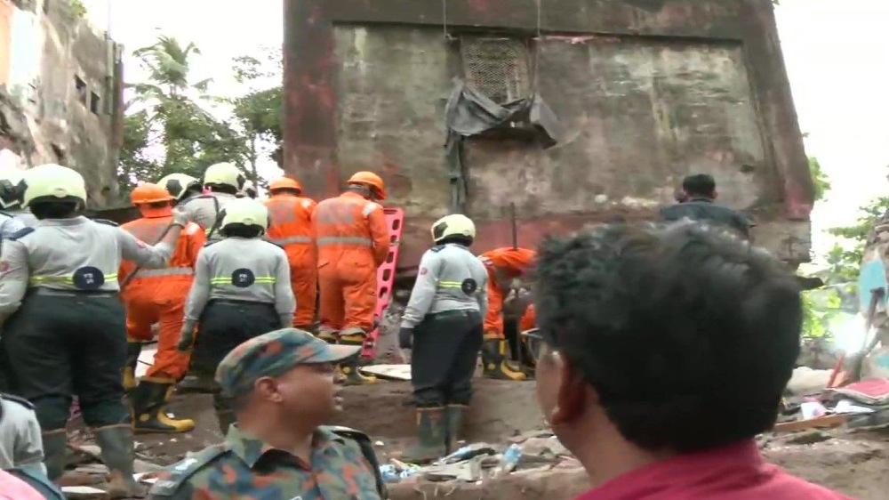 12 people rescued, one dead in Kurla building collapse 12 people rescued, one dead in Kurla building collapse