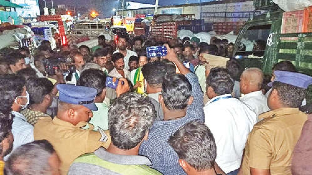 Farmers protest mushrooming of shops outside Uzhavar Santhai in Kovai