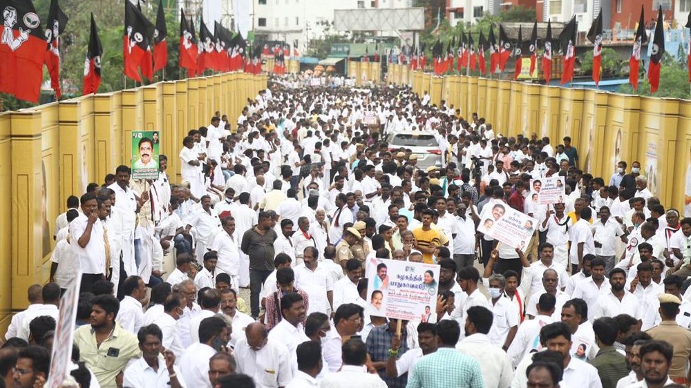 AIADMK GC meeting: Maduravoyal-Vanagaram road comes to a standstill