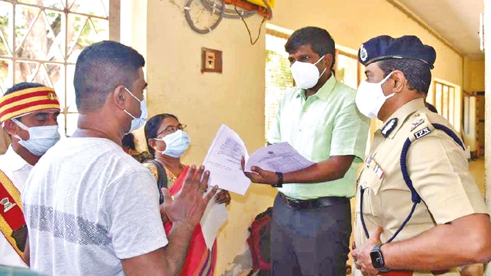 Tiruchy Collector meets 16 Lankans set free from Special Camp prison