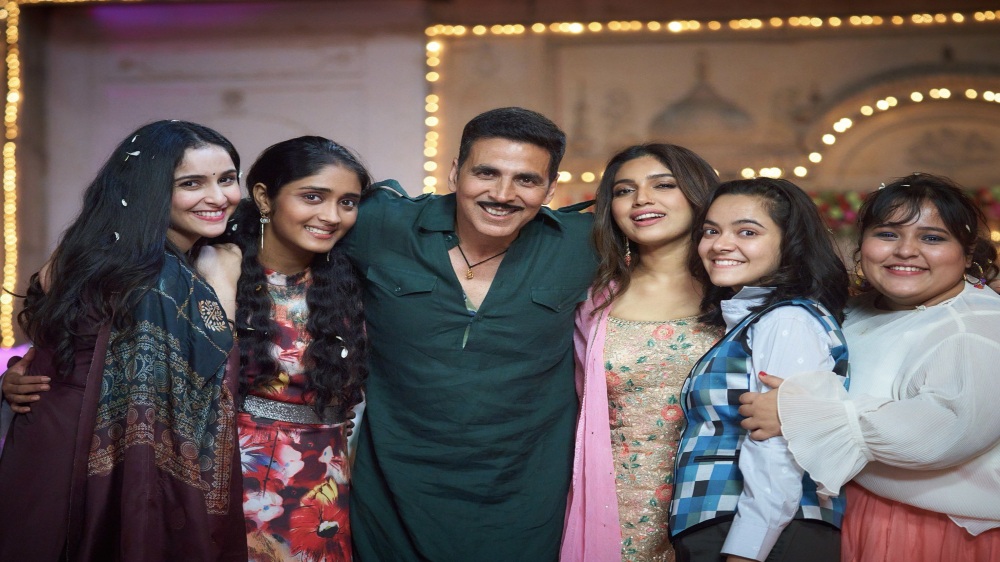 Akshay Kumar shares BTS pictures from Raksha Bandhan sets