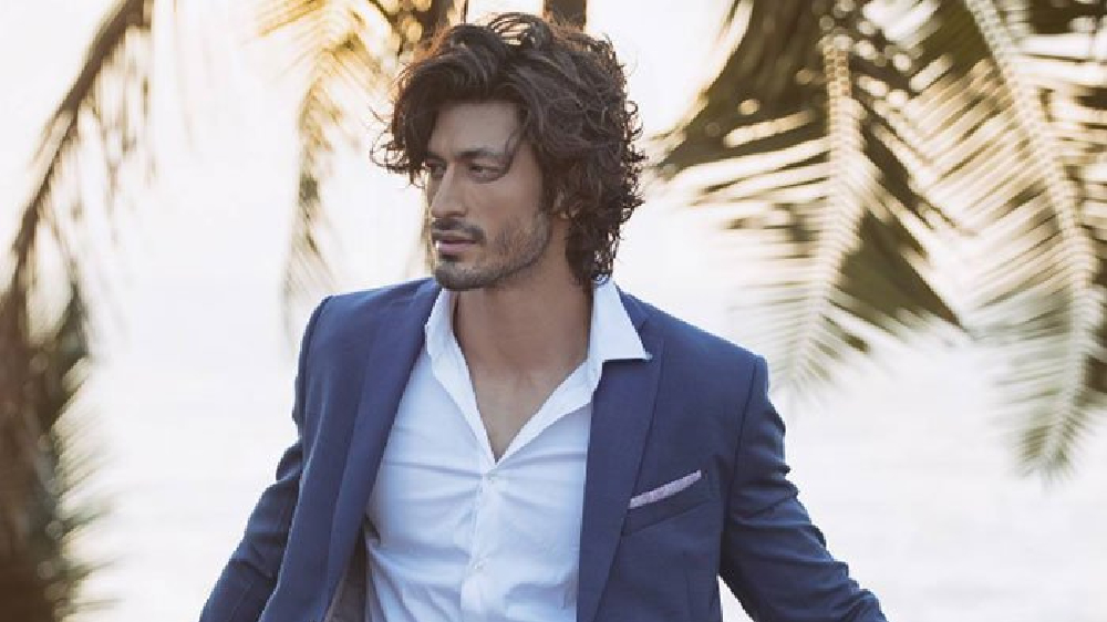 Vidyut Jammwal surprises netizens with his daredevilry Vidyut Jammwal surprises netizens with his daredevilry