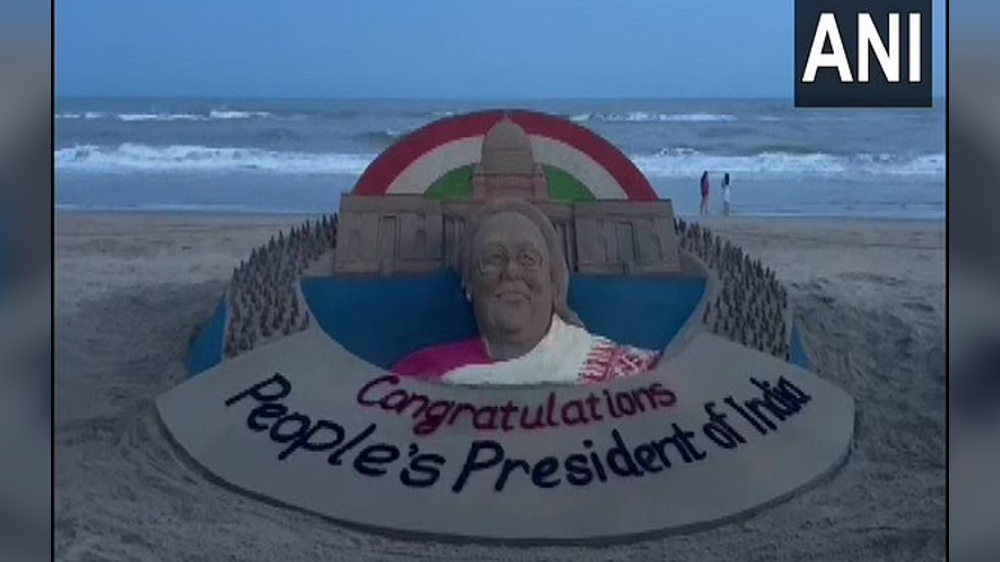 Sudarsan Pattnaik creates sand sculpture of Murmu at Puri beach
