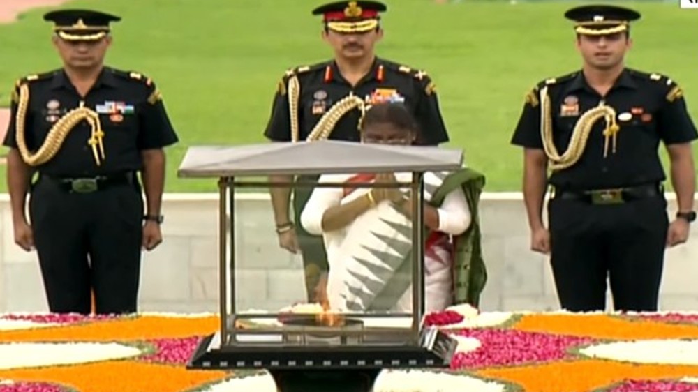 Droupadi Murmu pays homage to Mahatma Gandhi at Rajghat