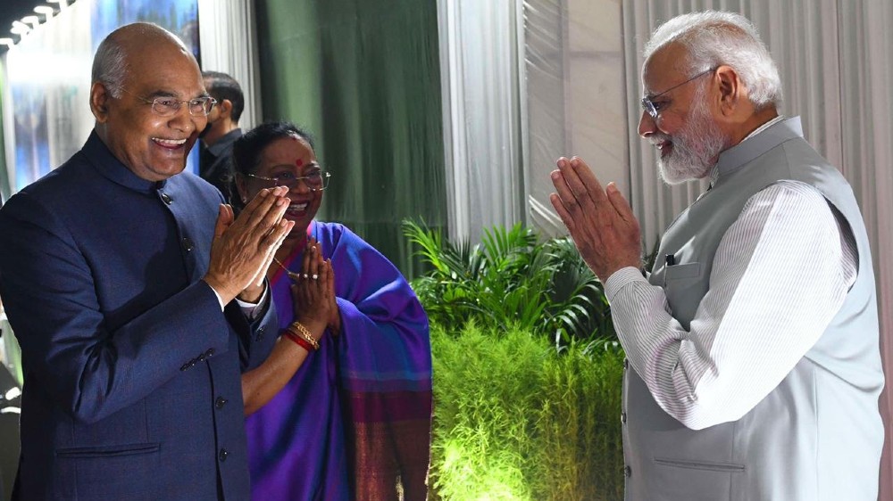 EPS leaves to Delhi for Prez farewell dinner
