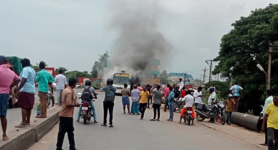 Pvt bus on Chennai-B’luru NH goes up in flames; no casualties