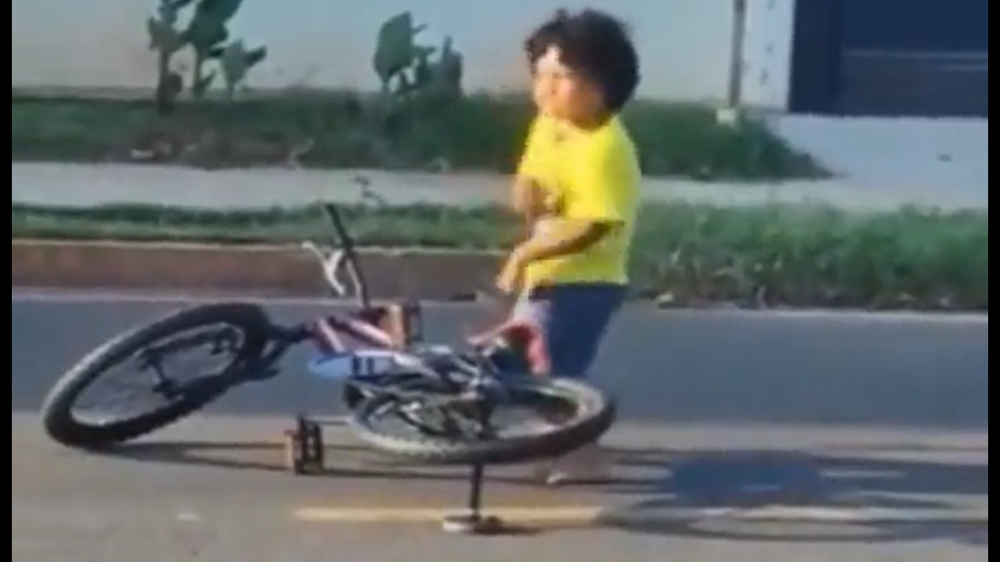Little boy dances after falling off bike, video pleases netizens Little boy dances after falling off bike, video pleases netizens