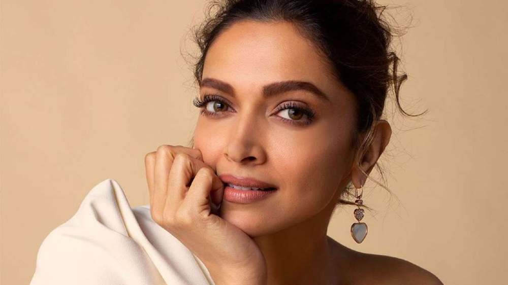 Fan says we love you to Deepika, her reply will make you laugh