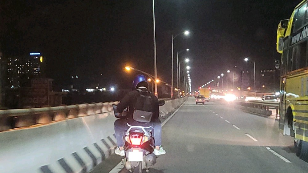 Man uses laptop while riding pillion, netizens reacts