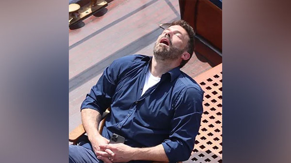 Affleck falls asleep on cruise during honeymoon, pic goes viral