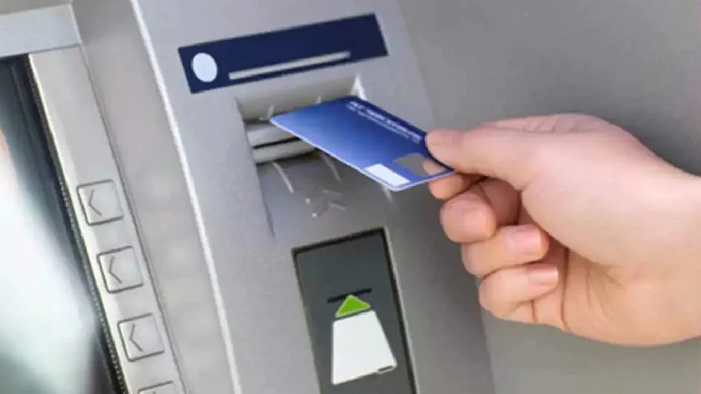 Thief buys new clothes, food and booze with stolen ATM card