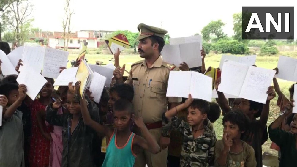 UP cop turns teacher, helps underprivileged kids get education UP cop turns teacher, helps underprivileged kids get education