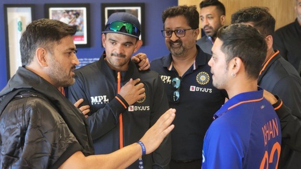 MS Dhoni interacts with Indian players after the win in 2nd T20I