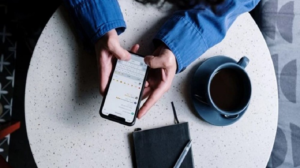 Employee pulled up for greeting boss with hey, netizens react