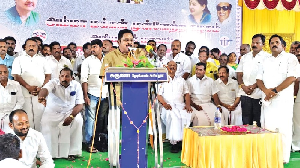 EPS splitting party on caste lines, says Dhinakaran