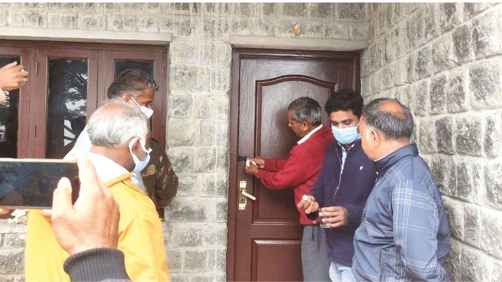 Cottage sealed; owner, aide held as woman dies in van mishap Cottage sealed; owner, aide held as woman dies in van mishap