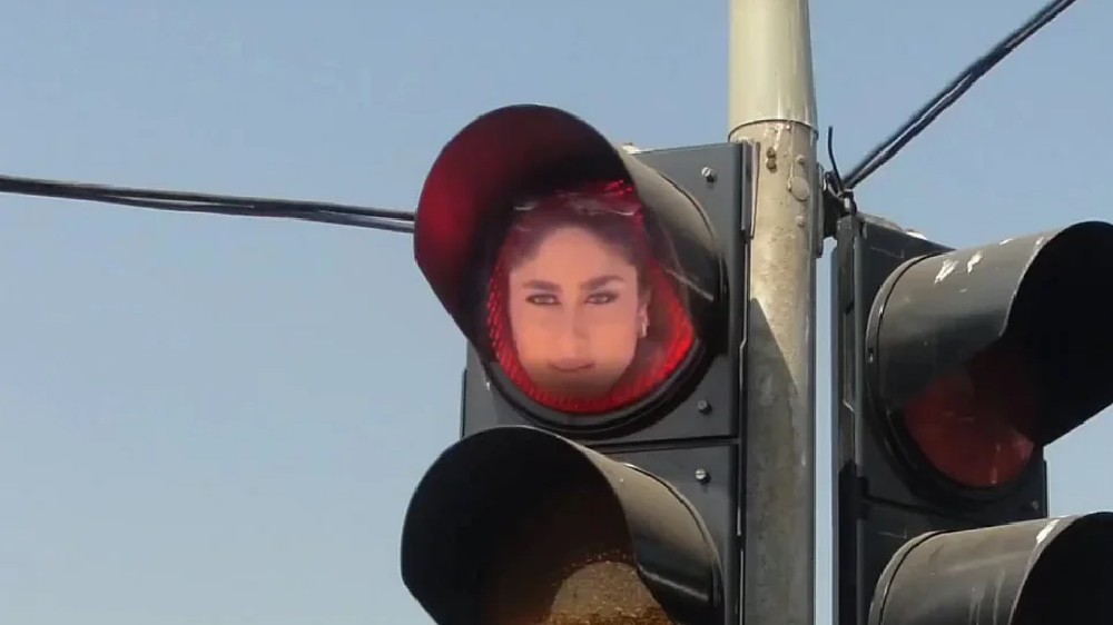 Police ropes in Kareenas Poo to stop people at red signal Police ropes in Kareenas Poo to stop people at red signal