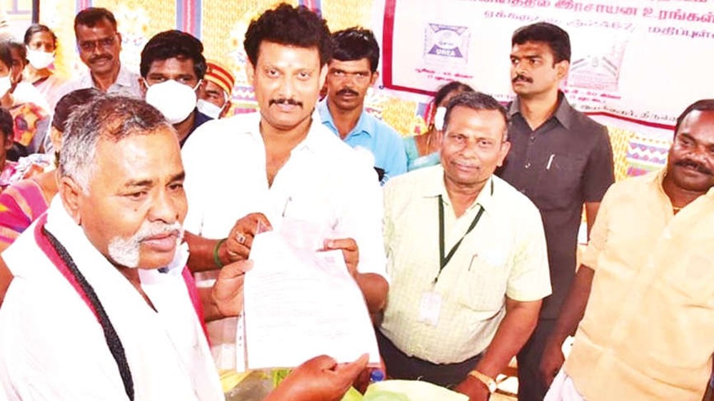 Free fertilizers as part of kuruvai package distributed