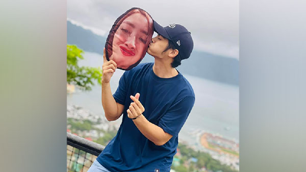 Philippines man goes on vacation taking pillow with wifes face Philippines man goes on vacation taking pillow with wifes face