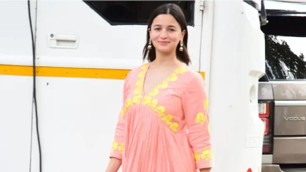 Alia glows in maternity ethnic look, wears Rs 20K peach kurta Alia glows in maternity ethnic look, wears Rs 20K peach kurta