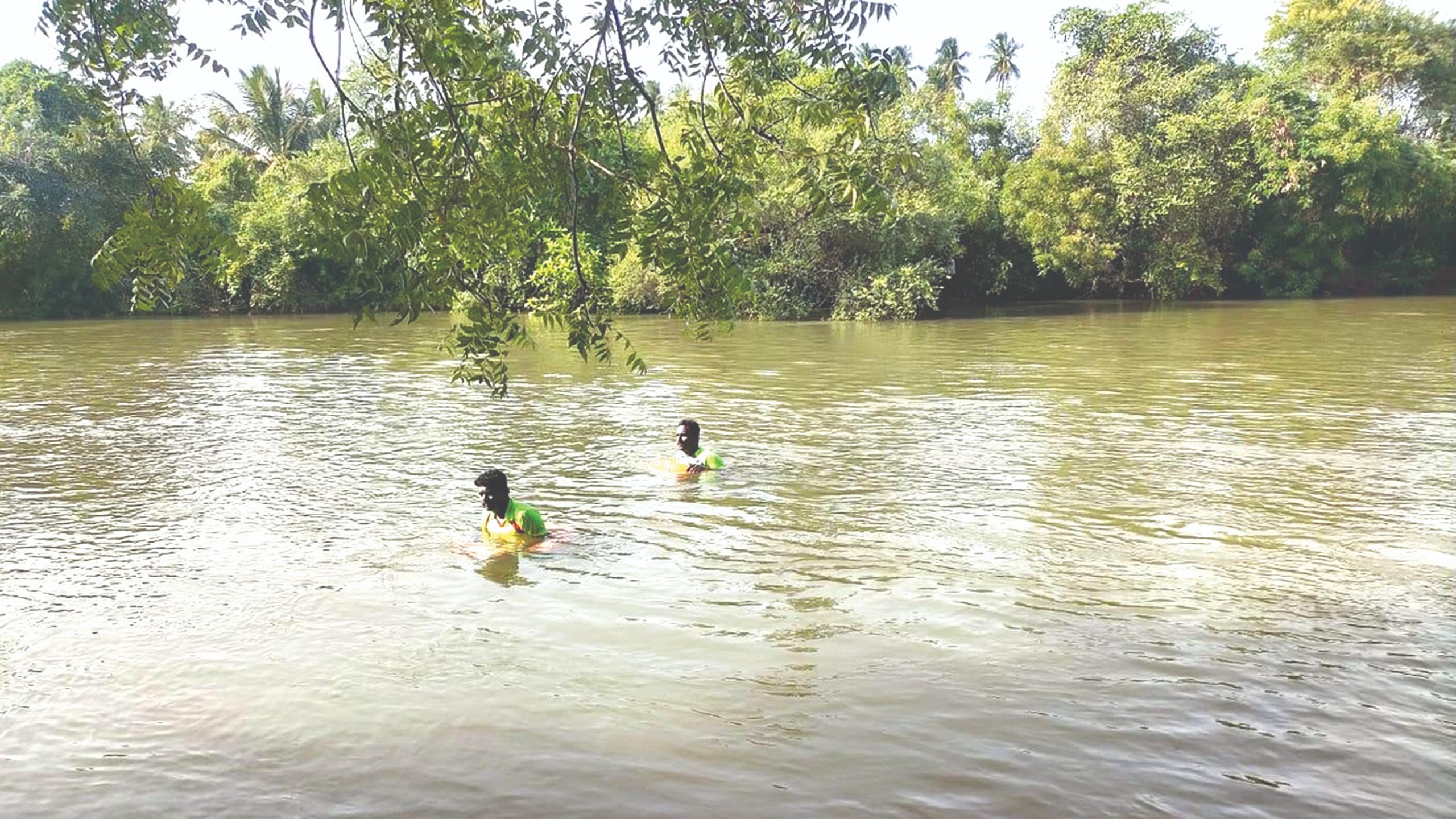 Woman jumps into canal with two daughters, dies; elder girl saved