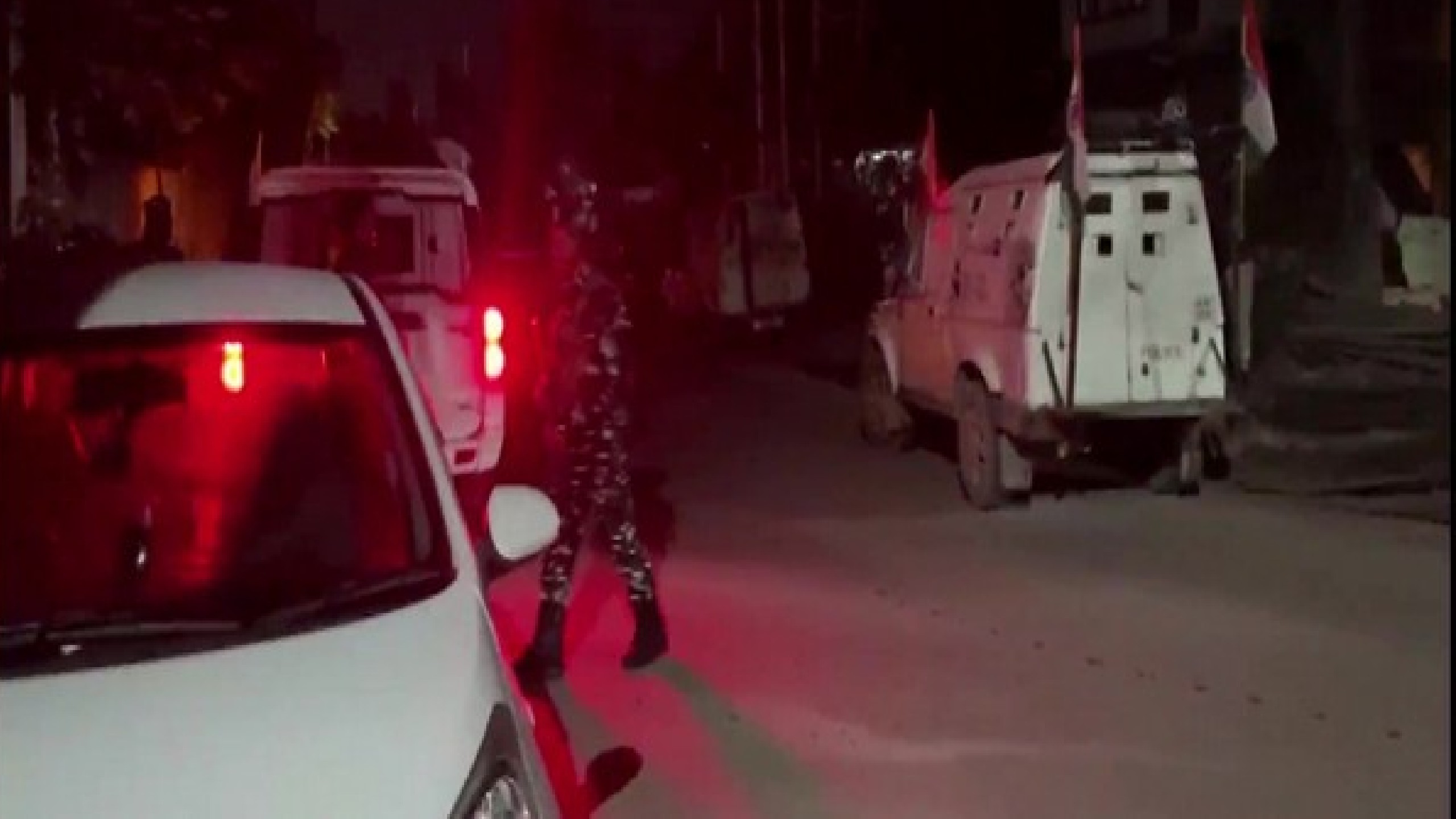 2nd grenade attack in Kashmir on I-day, 1 police personnel hurt 2nd grenade attack in Kashmir on I-day, 1 police personnel hurt