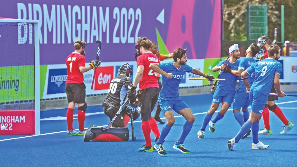 Men’s hockey team inches closer to semis