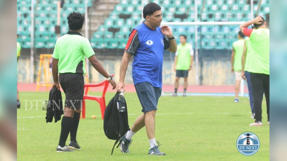 On rest day, chess officials, players turn to football