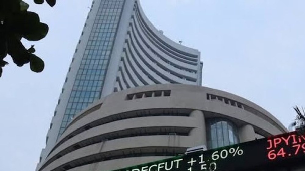 Markets halt rally tracking weak global markets