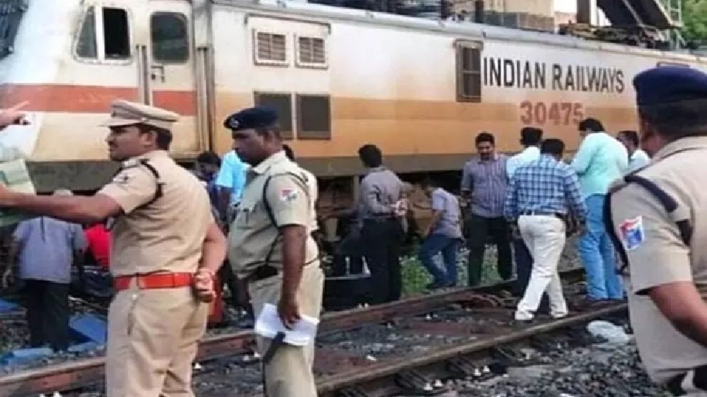 Podhigai express derails, leaves 45 minutes behind schedule
