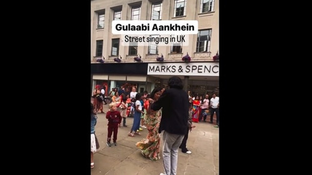 Man sings Gulaabi Aankhein in UK, people join to groove Man sings Gulaabi Aankhein in UK, people join to groove