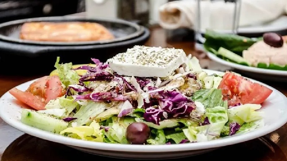 Can vegetarian food raise hip fracture risk in women?