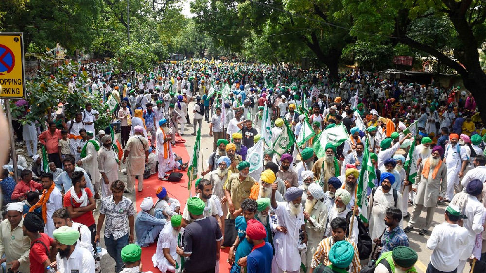 Farmers gather in Delhi for mahapanchayat; huge traffic snarls