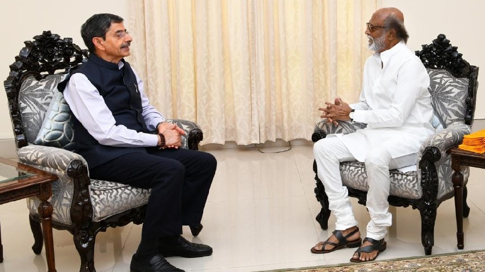 Day after Delhi visit, Rajini meets Guv to talk politics