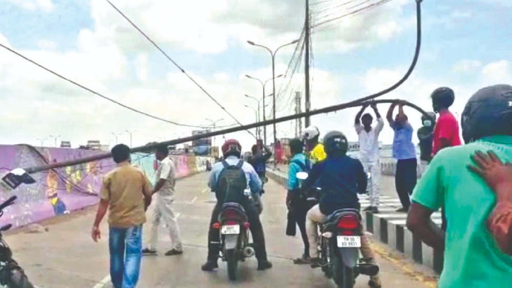 Lamp post collapses near Tambaram flyover, creates traffic jam Lamp post collapses near Tambaram flyover, creates traffic jam