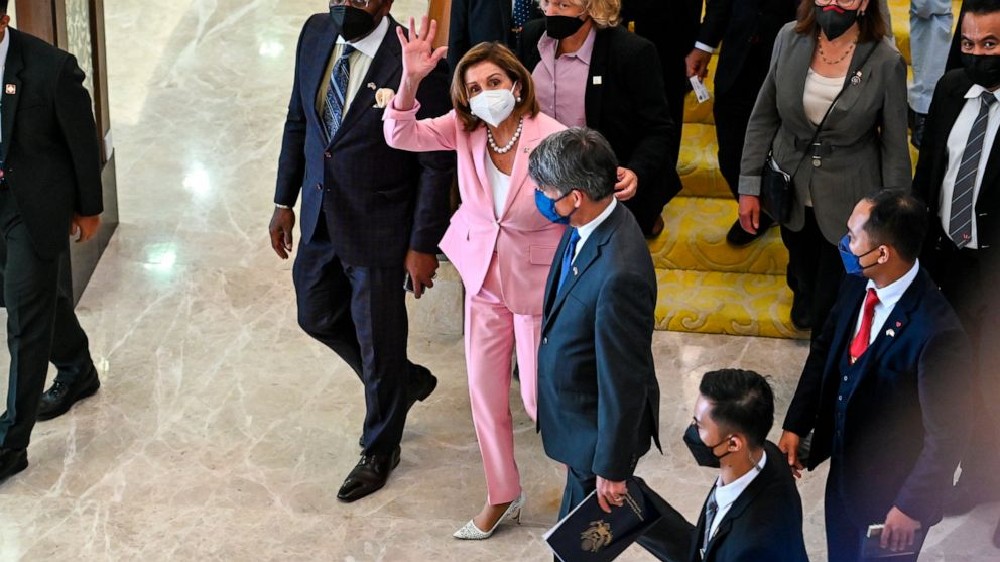 US House Speaker Pelosi arrives in Taiwan, defying Beijing