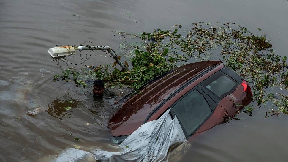 Heavy rains continue to lash Kerala, Red alert in 10 districts