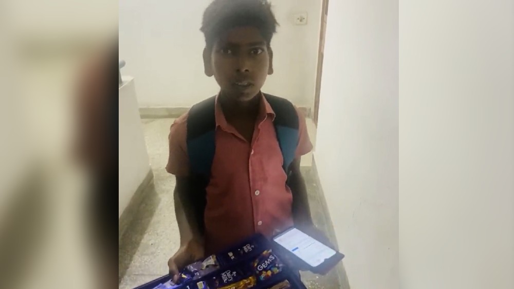 7-yr-old boy turns into Zomato delivery agent to support family 7-yr-old boy turns into Zomato delivery agent to support family