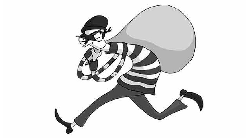 Techie robbed of 35 sovereign gold, Rs 1 lakh, $2,000 Techie robbed of 35 sovereign gold, Rs 1 lakh, $2,000